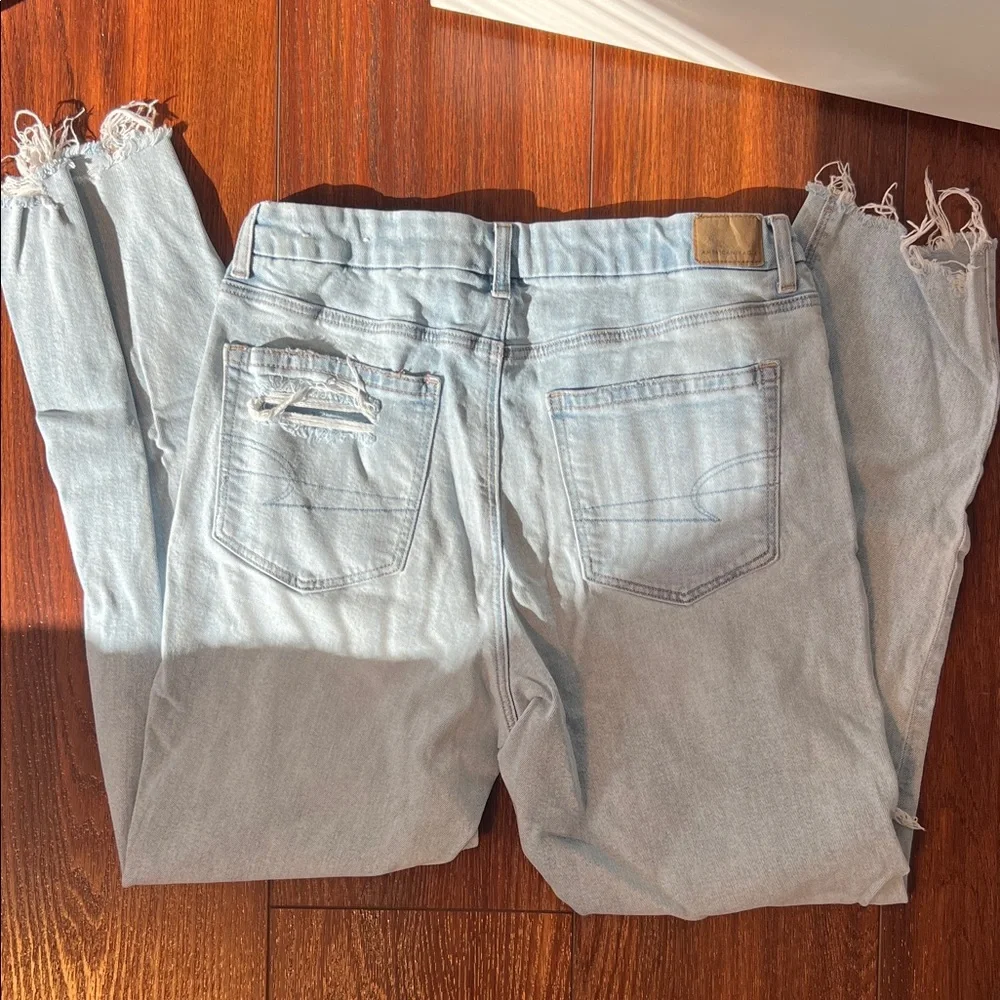 American Eagle Women’s Strigid Curvy Distressed Mom Jeans - Picture 2 of 6